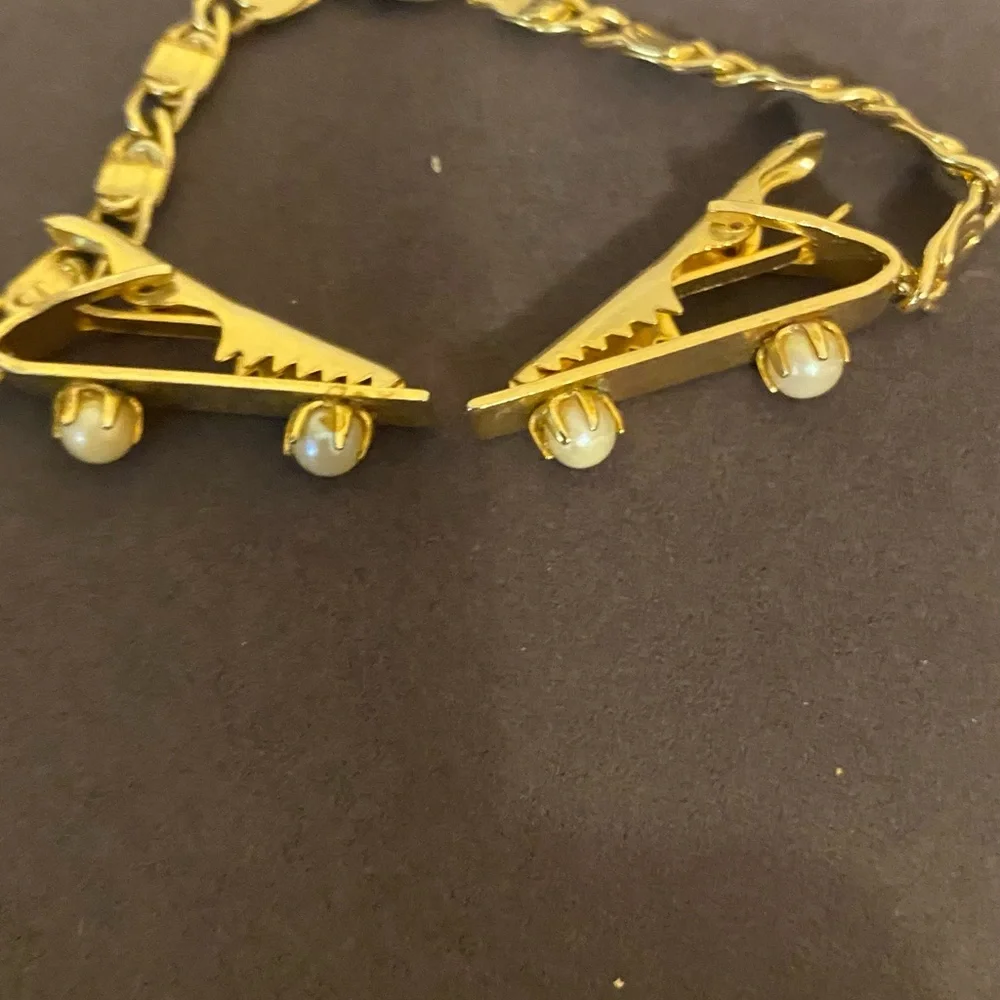 Vintage Gold-Tone Pearl Accent Women’s sweater clip - Picture 4 of 9